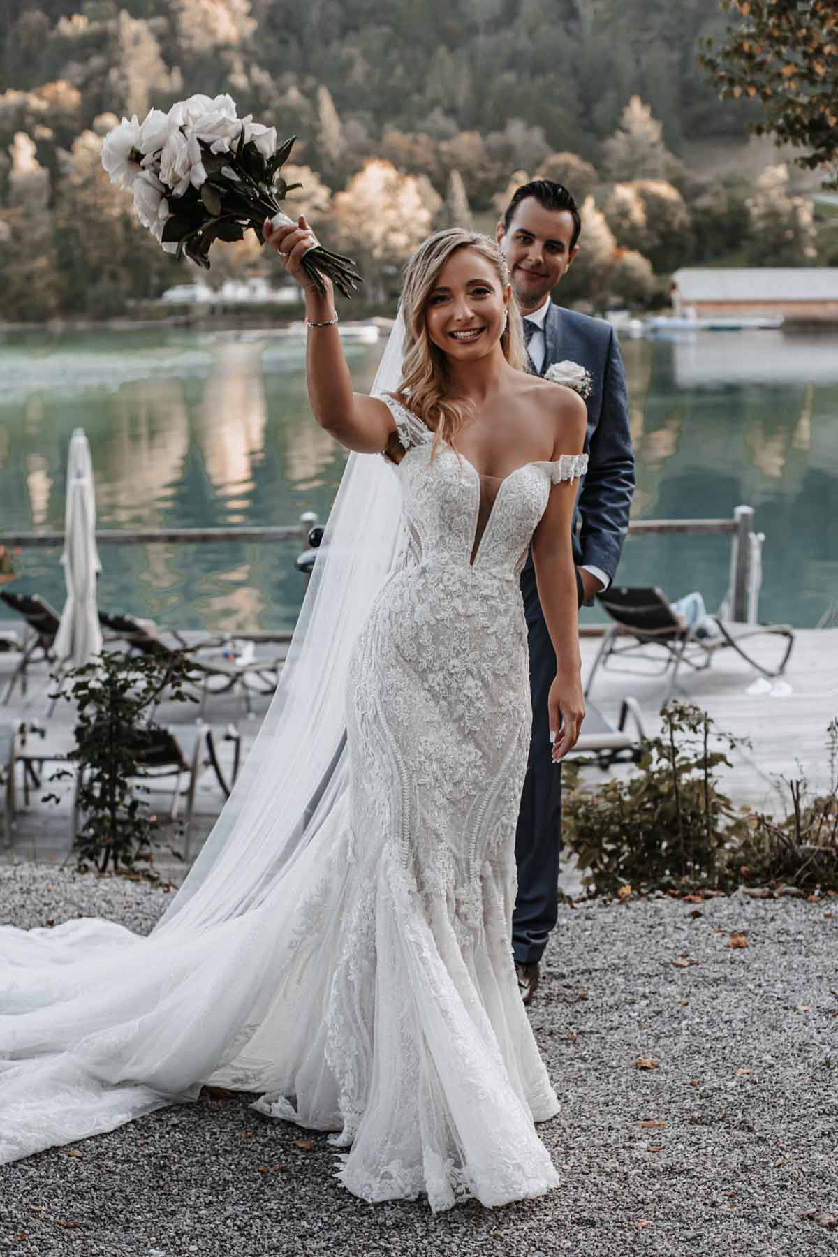 Wedding-Planner-Stephanie-Menzdorf-aus-Salzburg_Brautpaar-Fotoshooting Brautpaar beim Paarfotoshooting nach der standesamtlichen Trauung, Braut mit Brautstrauß, Stephanie Wedding & Event für Österreich & Süddeutschland