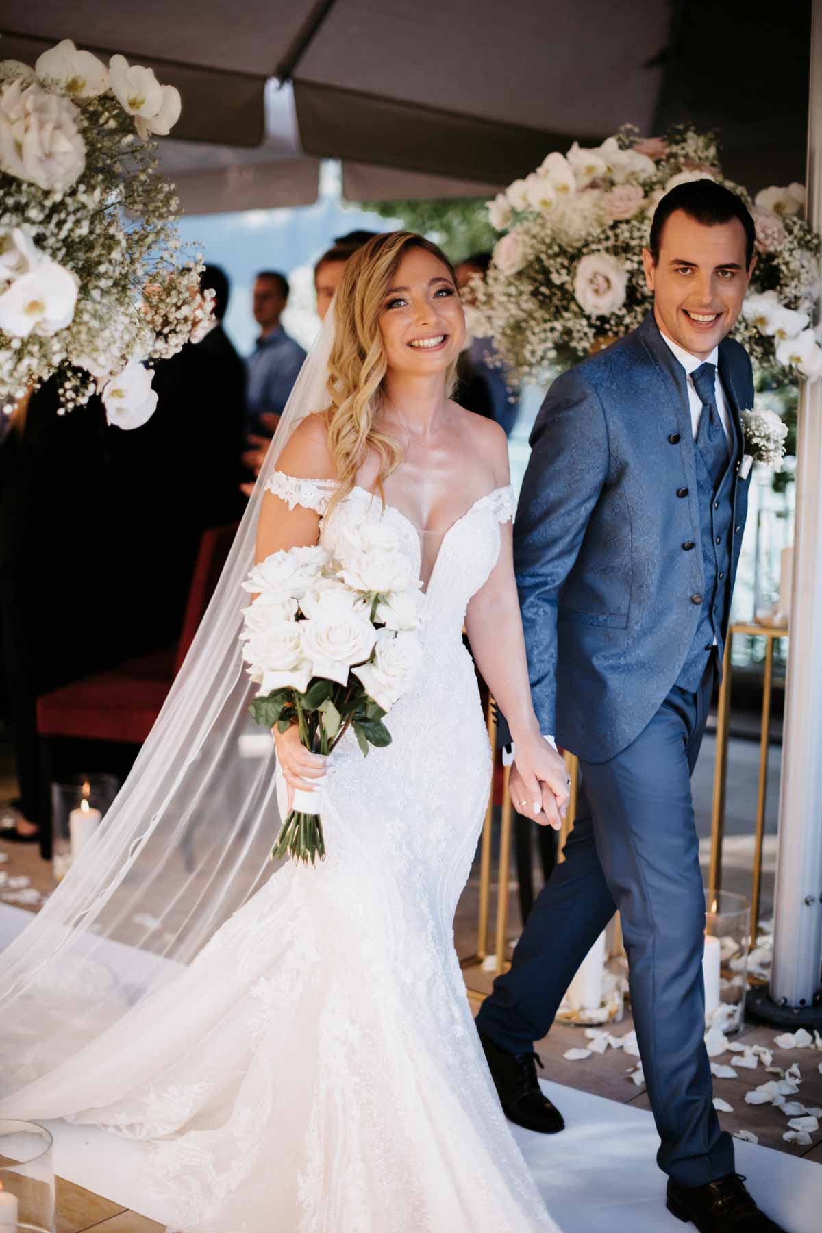 Wedding-Planner-Stephanie-Wedding-und-Event-Salzburg-Salzburger-Land-bayern Brautpaar beim Auszug nach der Trauung, Hochzeitsplanerin Stephanie Menzdorf für Österreich und Süddeutschland