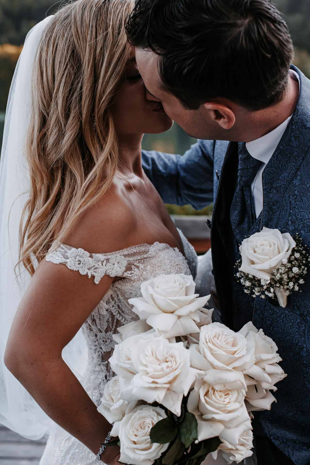 Wedding-Planner-Stephanie-Wedding-und-Event_Oesterreich-und-Bayern_Brautpaar dekorieren der Hochzeitstafel durch Hochzeitsplanerin Stephanie Menzdorf, Hochzeiten in den Bergen oder an einem See in Salzburg, Salzburger Land, Oberösterreich, Kärnten, Steiermark und Bayern