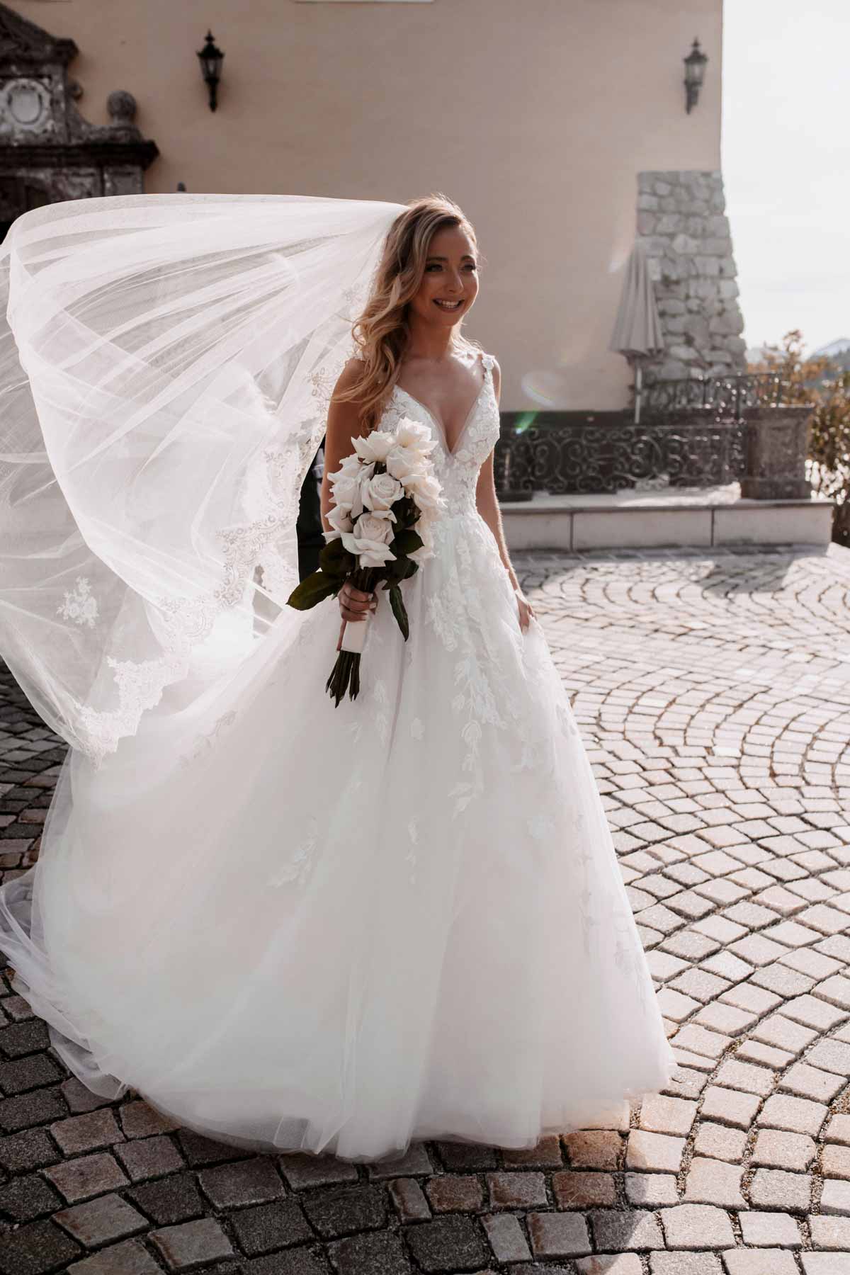 Wedding-Planner-fuer-Oesterreich-und-Bayern-Stephanie-Wedding-und-Event_Braut Braut auf dem Weg zur Trauung, Hochzeitsplanerin Stephanie Menzdorf für Salzburg, Salzburger Land, Oberösterreich, Kärnten, Tirol, Steiermark & Bayern, Braut mit Schleier & Brautstrauß