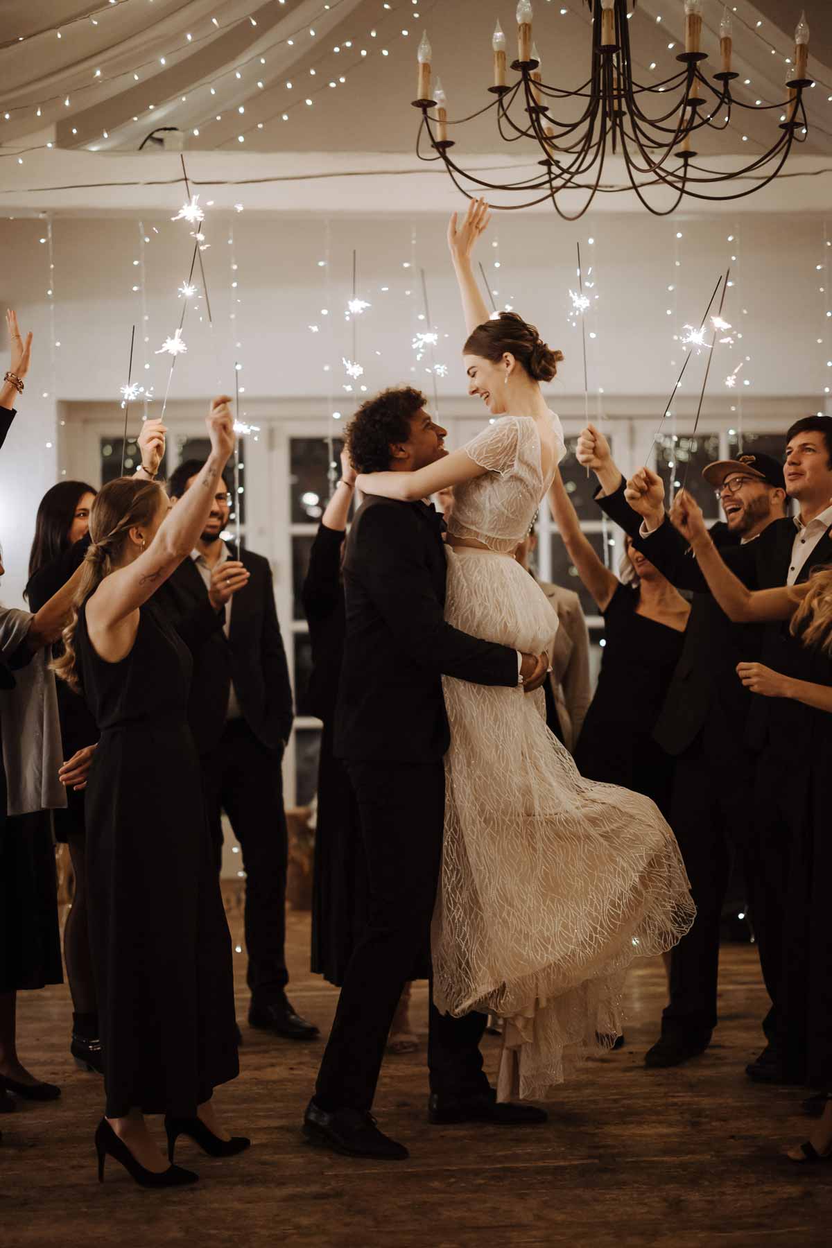 Party_Brautpaartanz_Eroeffnungstanz_Wedding-Planner-Stephanie-Mendzorf_Salzburg_Salzburger-Land_Oberoesterreich_Bayern Hochzeitstanz vom Brautpaar mit Wunderkerzen, Wedding Planner Stephanie Menzdorf für Salzburg, Salzburger Land, Oberösterreich & Süddeutschland
