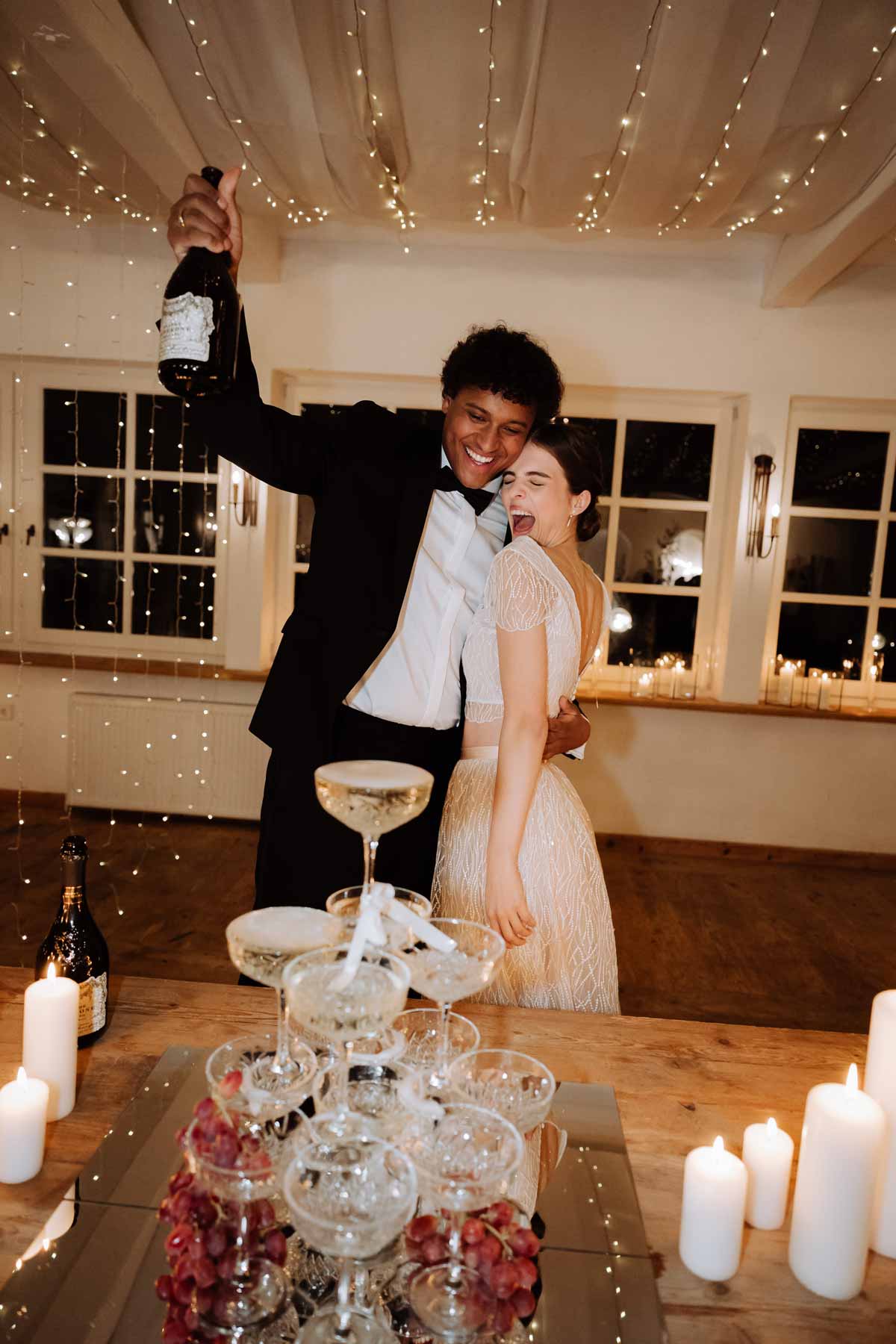 Sektempfang-mit-Champagner-Turm_Brautpaar_Stephanie-Wedding-und-Event-fuer-Oesterreich-und-Bayern Champagner Turm mit Brautpaar beim Sektempfang, Wedding Planner Stephanie Menzdorf für Salzburg, Salzburger Land, Oberösterreich & Süddeutschland