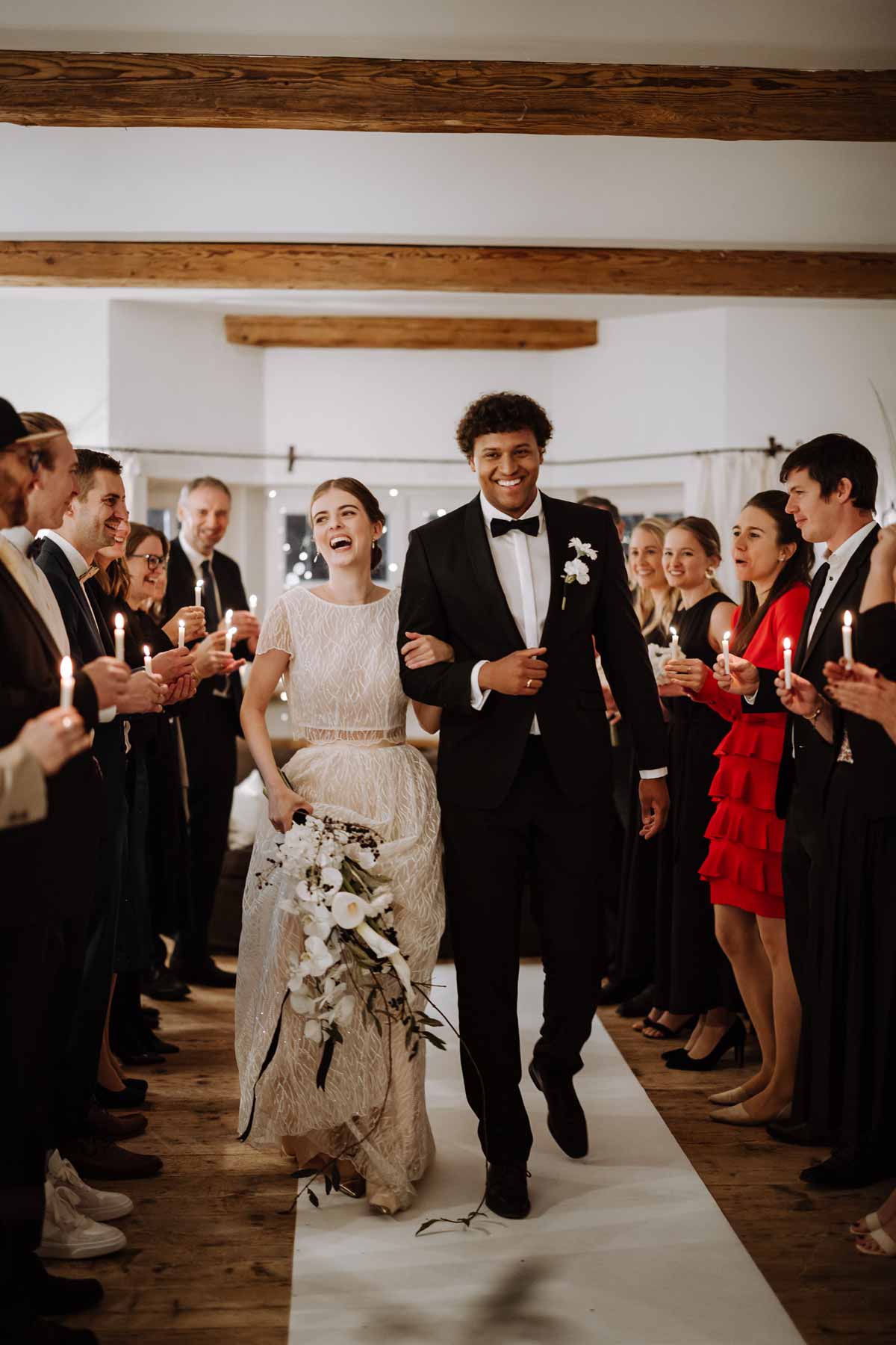 Trauung_Brautpaar_Wedding-Planner-Stephanie-Menzdorf-fuer-Salzburg-Salzburger-Land-Oberoesterreich-Bayern Auszug des Brautpaares nach der Trauung, Spalier der Gäste, Stephanie Wedding & Event für Österreich & Bayern