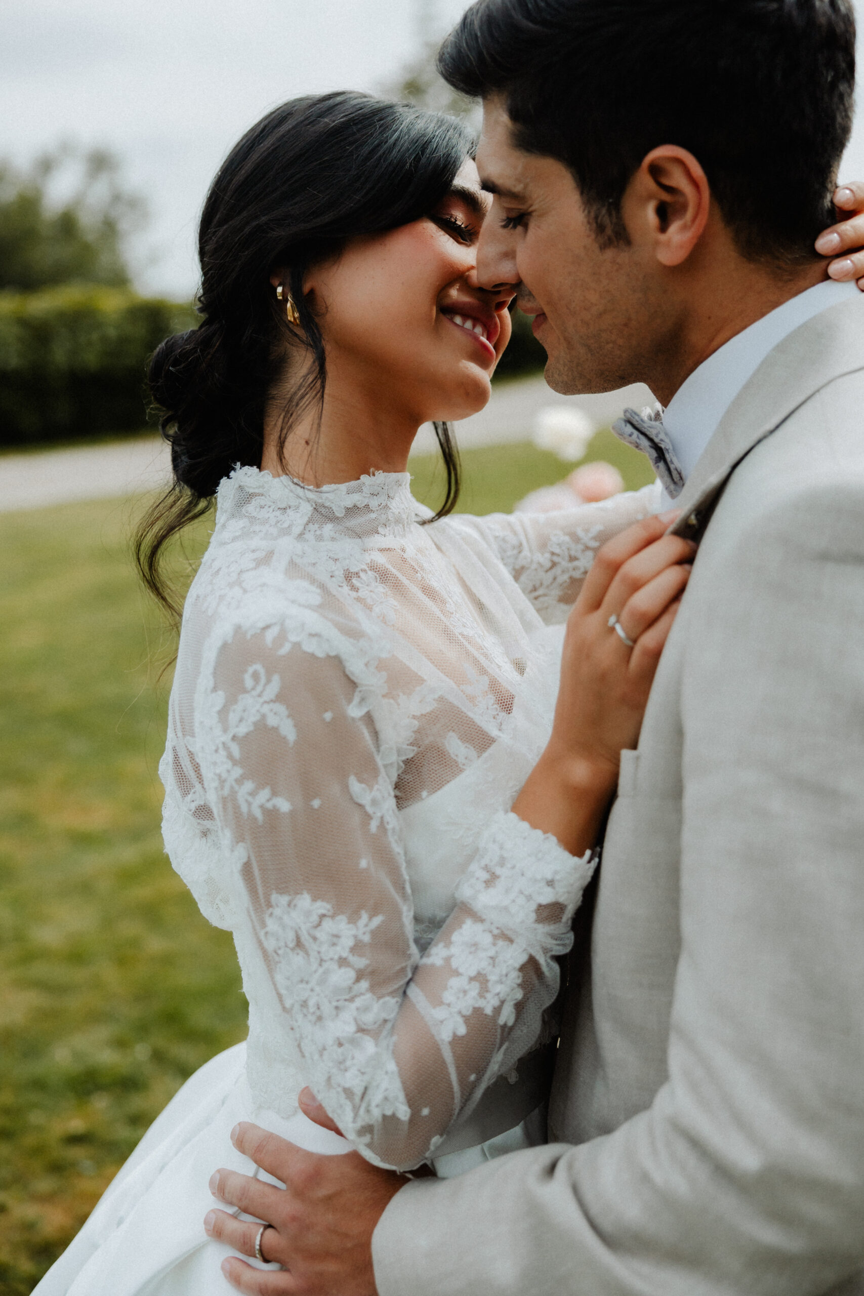 Brautpaar während der freien Trauung, Kuss, Heiraten in einem Schloss in Österreich, Stephanie Wedding, Hochzeitsplanerin für Österreich & Bayern