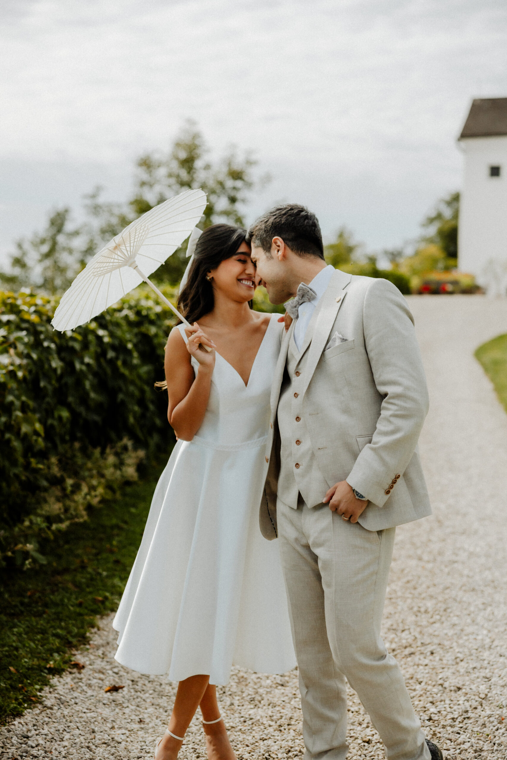 Brautpaar_Braut im Brautkleid_Heiraten in Oesterreich dekorieren der Hochzeitstafel durch Hochzeitsplanerin Stephanie Menzdorf, Hochzeiten in den Bergen oder an einem See in Salzburg, Salzburger Land, Oberösterreich, Kärnten, Steiermark und Bayern