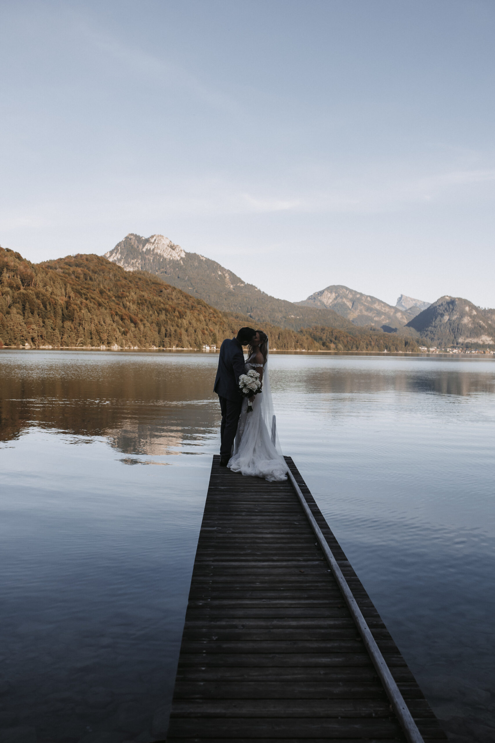 Hochzeitslocation Österreich am See mit Bergpanorama, Brautpaar, Wedding Planer Stephanie Menzdorf