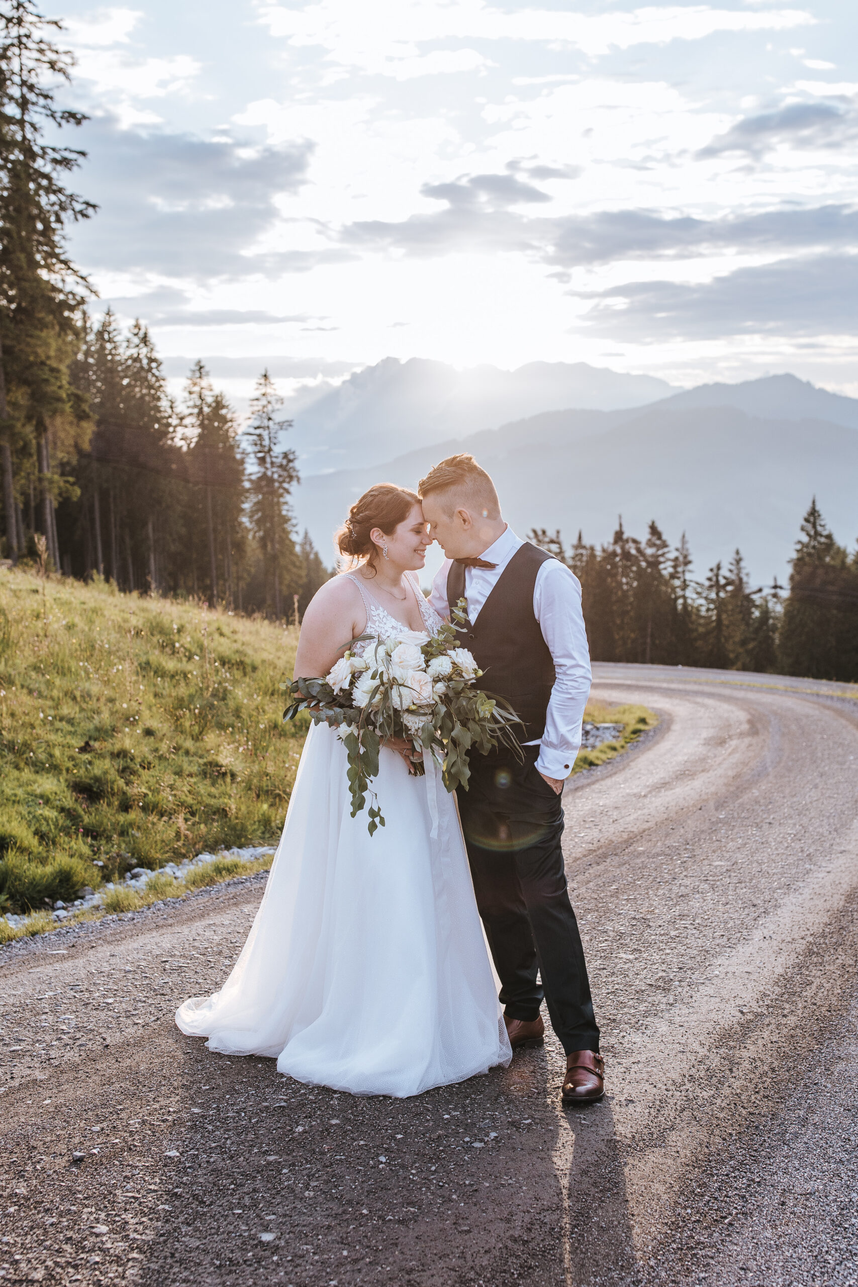 Brautpaar beim Fotoshootings, Braut im Brautkleid mit Brautstrauß, Heiraten in den Bergen von Österreich