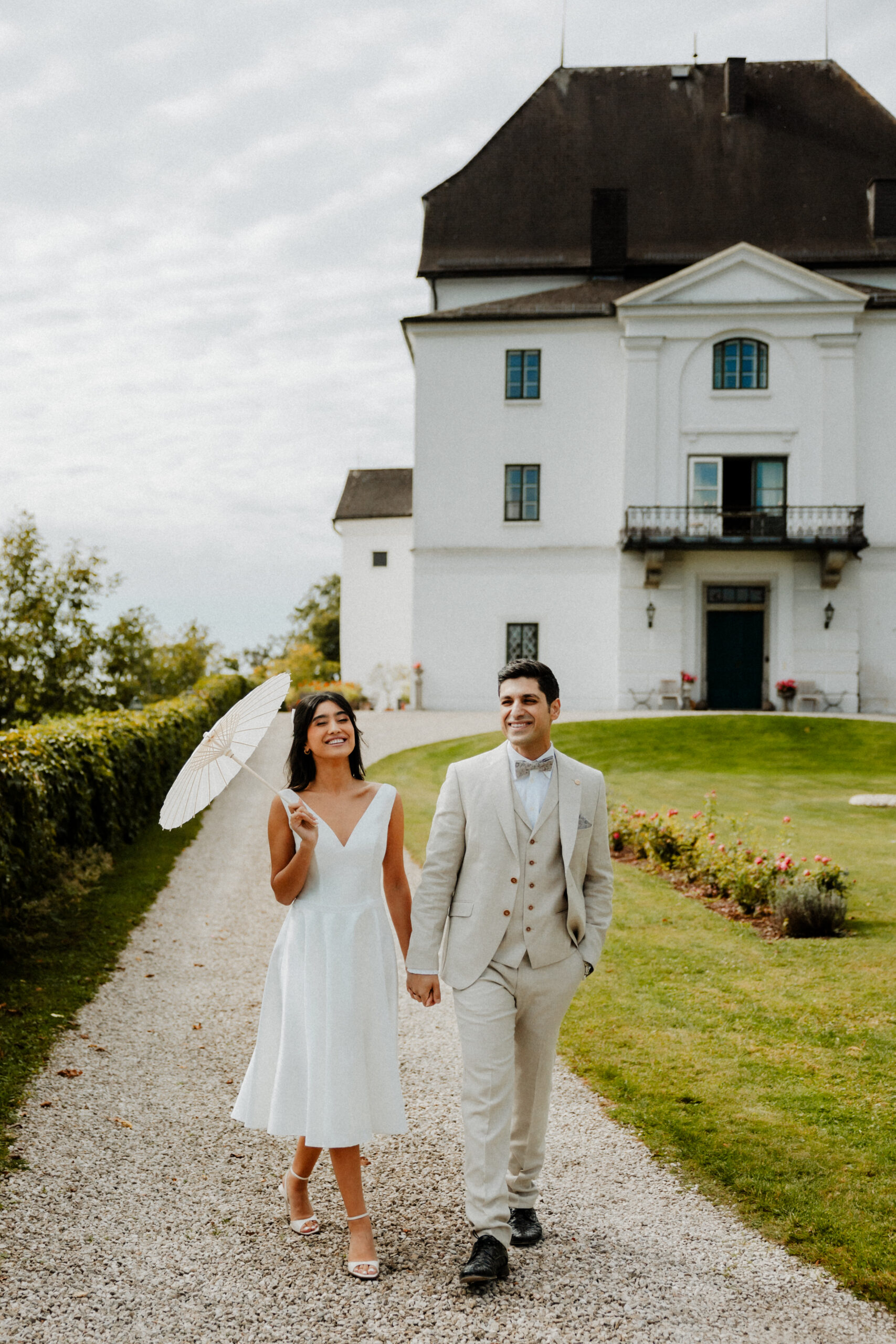 Brautpaar vor der Hochzeitslocation Schloss Wolfsegg, Heiraten in Österreich