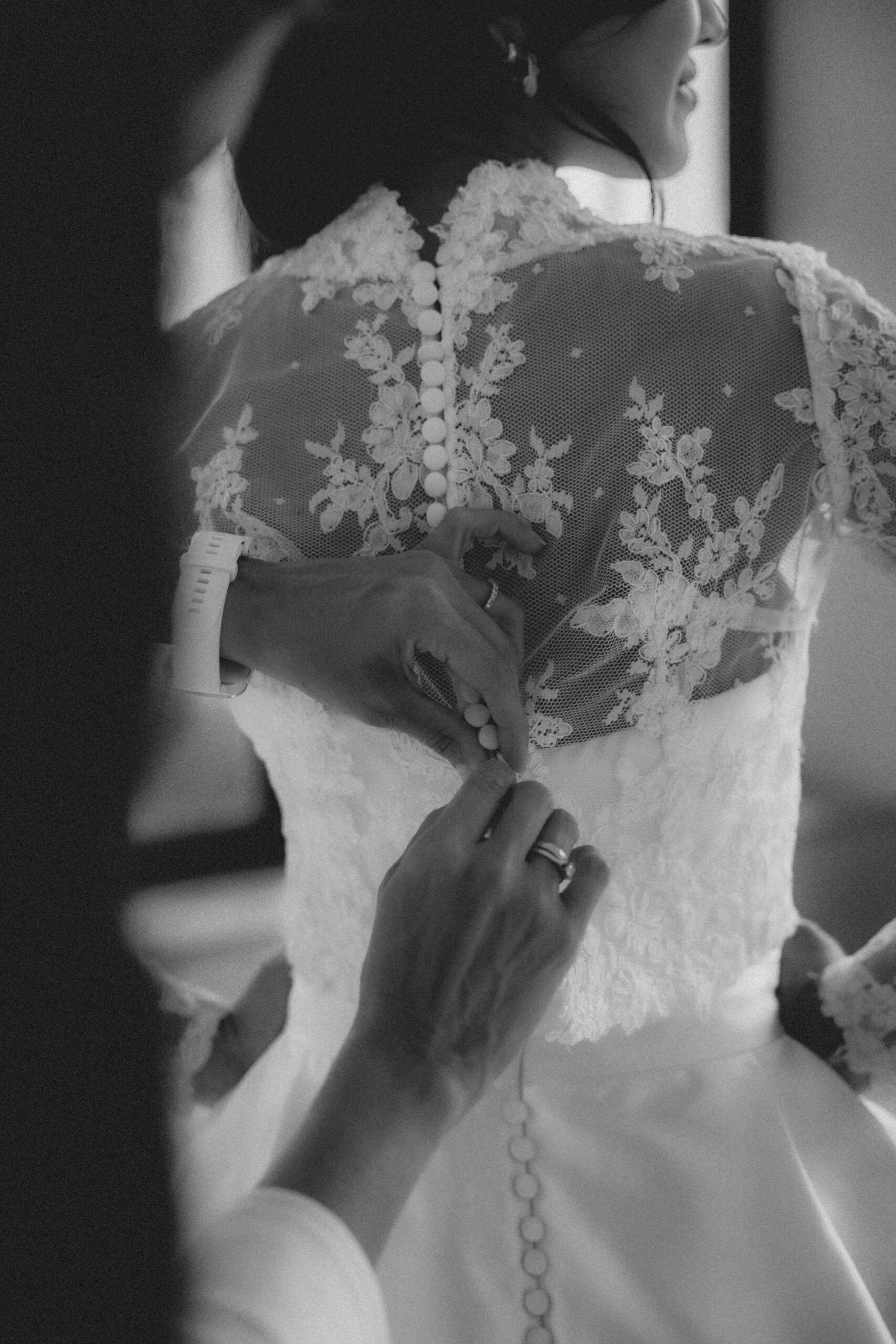 brautpaar-hochzeit-location-stephanie-wedding5 dekorieren der Hochzeitstafel durch Hochzeitsplanerin Stephanie Menzdorf, Hochzeiten in den Bergen oder an einem See in Salzburg, Salzburger Land, Oberösterreich, Kärnten, Steiermark und Bayern