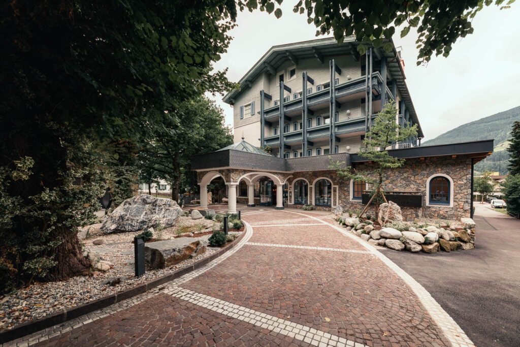 Außenansicht der Hochzeitslocation Sendlhofers, Heiraten in den Bergen von Österreich