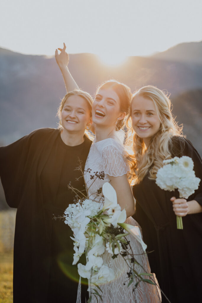 Braut und ihre Brautjungfern nach der standesamtlichen Trauung in der Hochzeitslocation in Österreich - ein unvergesslicher Moment in einer atemberaubenden Hochzeitslocation in Österreich. Wedding Planner Stephanie Menzdorf für Österreich, Norditalien & Süddeutschland
