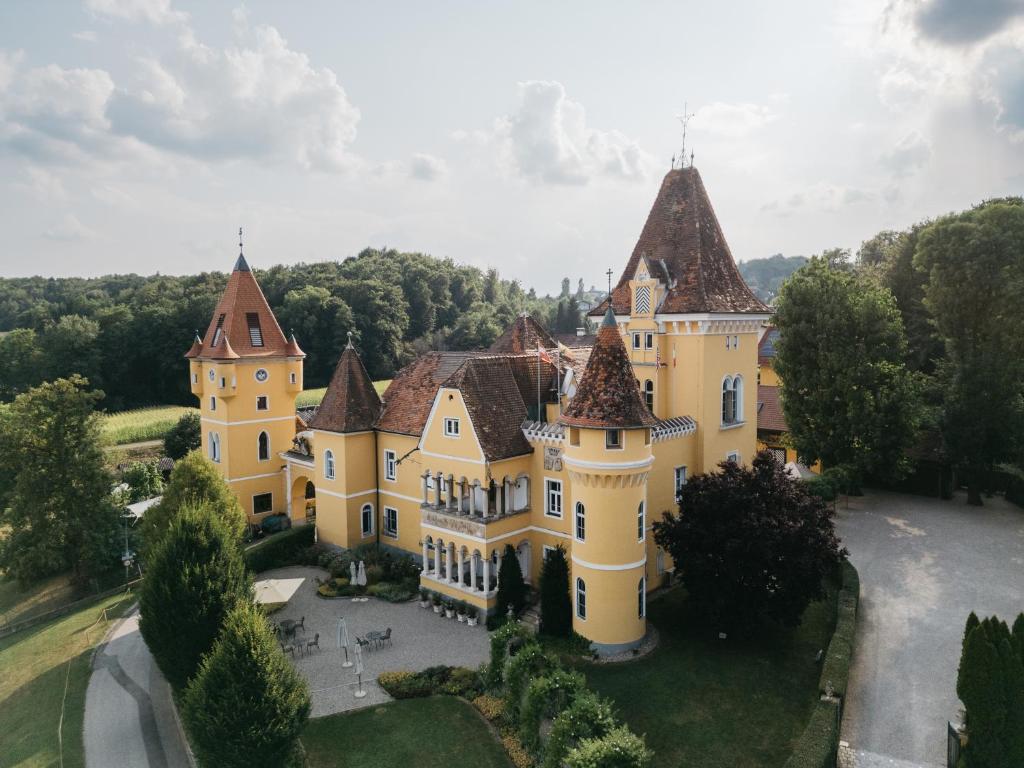 Elegante Schlosshochzeit in der Südsteiermark im Schloss Georgi, Heiraten in Österreich, Hochzeitslocation Luftaufnahme