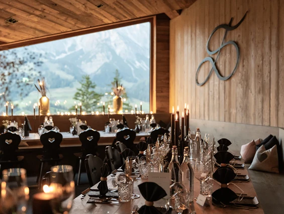 Restaurant für Hochzeitsdinner mit Panoramafenster, Heiraten in Österreich, die Deantnerin