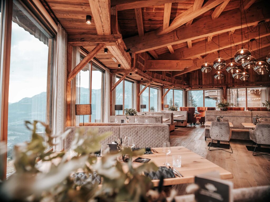Hochzeitslocation in Tirol, heiraten im Jazz AlmResort in Österreich, Hochzeit in den Bergen von Österreich, Restaurant Bereich für das Hochzeitsdinner