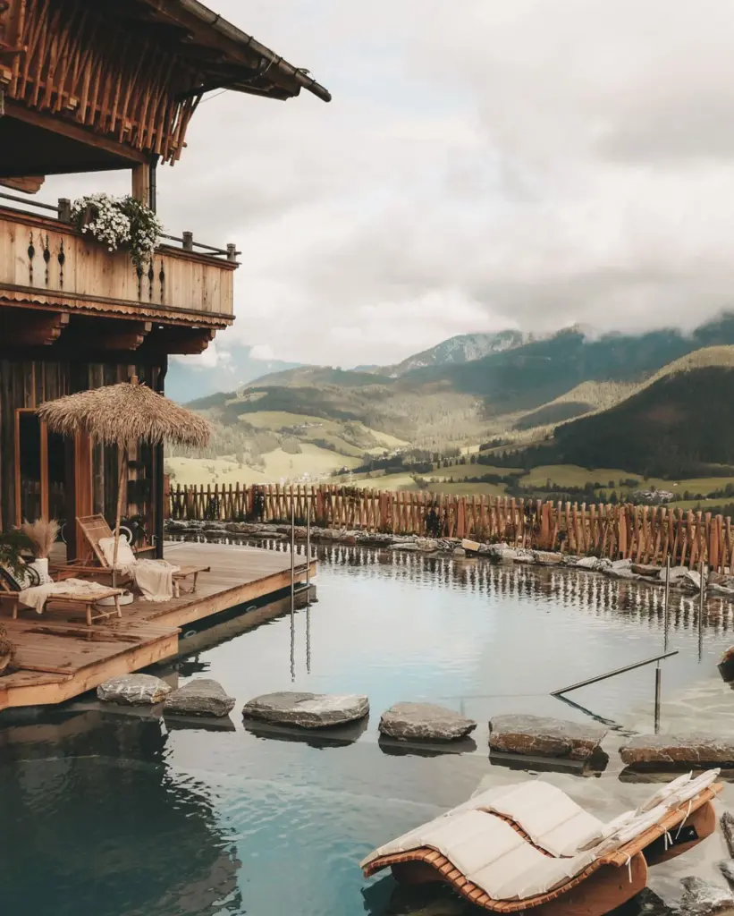 Hochzeitslocation in Österreich, Jufealm heiraten in den Bergen im Salzburger Land, Pool Landschaft des Hotels