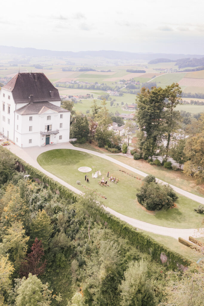 Luftaufnahme der Hochzeitslocation in Oberösterreich Schloss Wolfsegg, Heiraten in Salzburg
