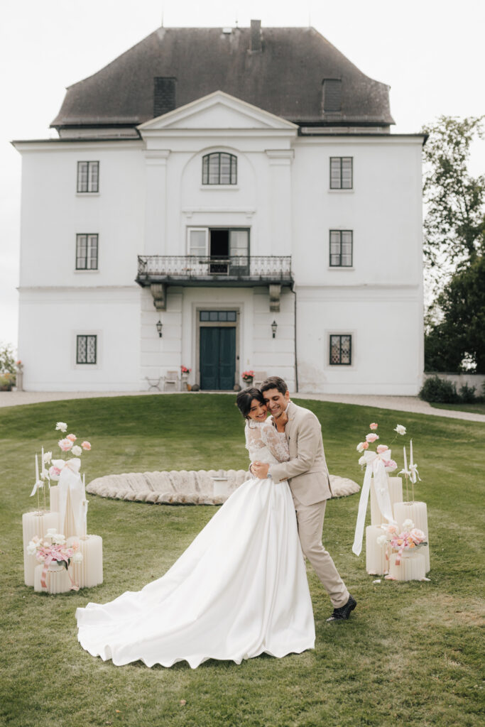 Braut und Bräutigam nach der Freien Trauung im Garten vor der Hochzeitslocation Schloss Wolfsegg in Oberösterreich, Wedding Planner Stephanie für Österreich, Norditalien und Süddeutschland