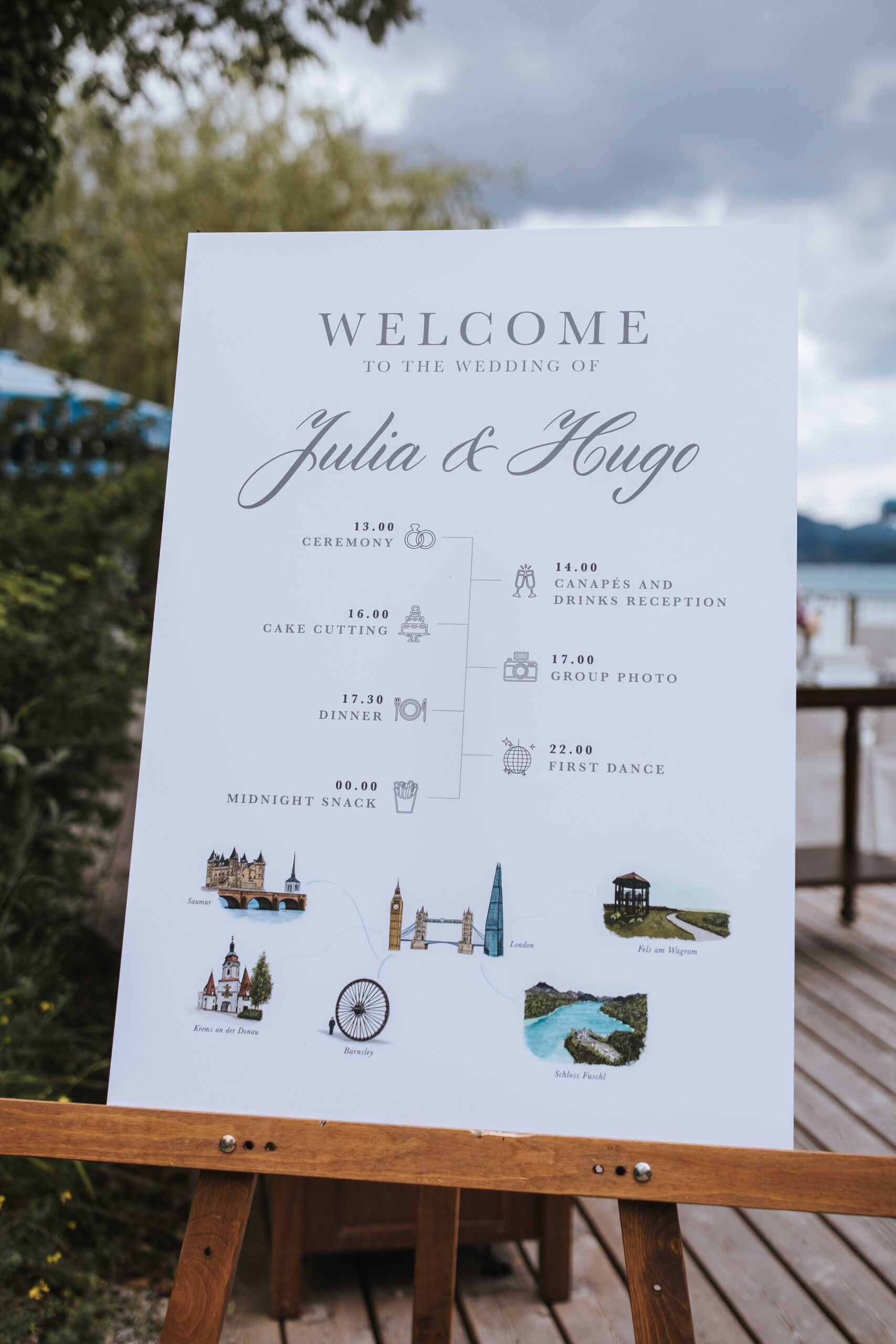 Hochzeitsablaufplan für Julia & Hugo mit einer illustrierten Zeitleiste und Angaben zur Trauung auf einer Holzstaffelei im Freien – perfekt für eine Hochzeit in Österreich.